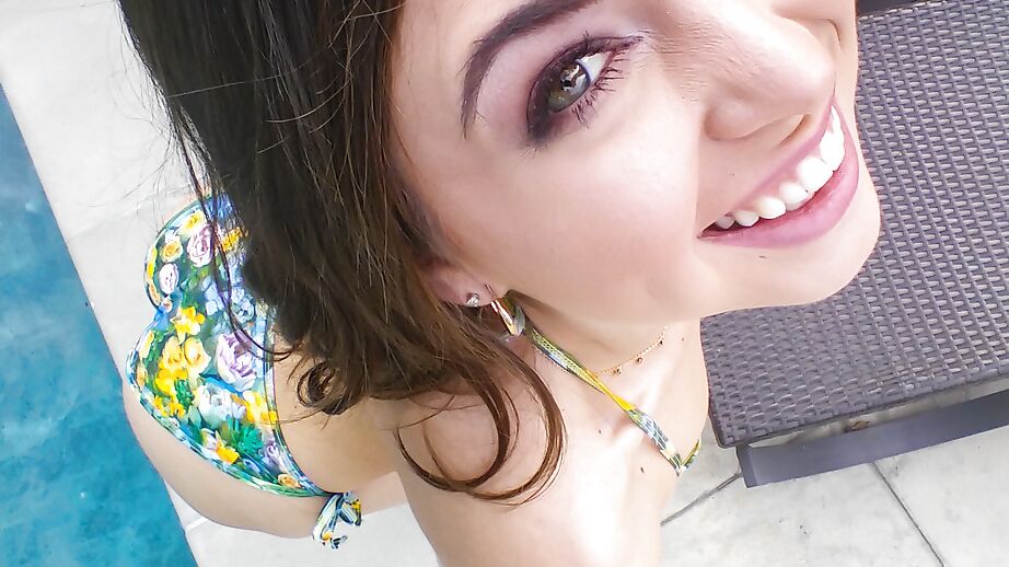 16P Petite chick Riley Reid tirando selfies nsfw de buceta raspada ao ar livre