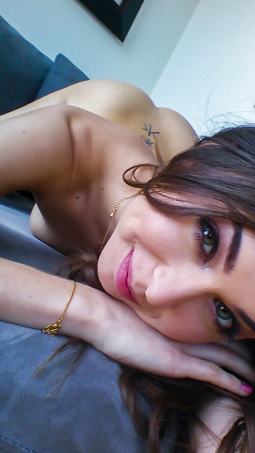 16P Petite chick Riley Reid tirando selfies nsfw de buceta raspada ao ar livre