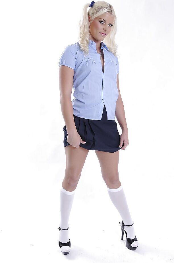 16P La douce écolière Shay Golden se débarrasse de son uniforme et de sa lingerie.