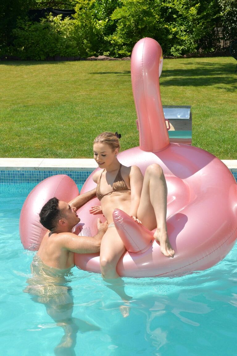 21P La jeune blonde Alecia Fox se fait détruire la chatte mouillée dans la piscine