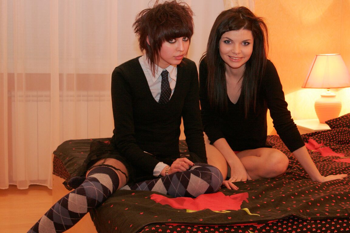 15P 2 人の甘い EMO 十代の若者たちがお互いにキスして服を脱ぐ