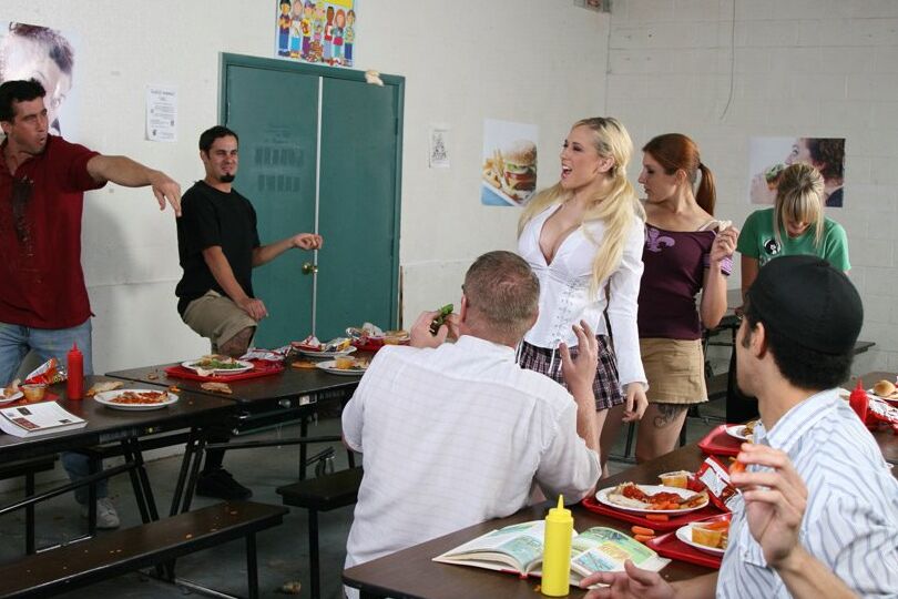 21P Colegial com peitos grandes Kagney Linn Karter é desossada no refeitório