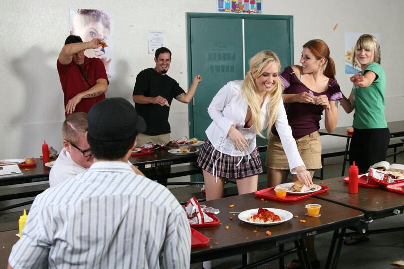 21P Colegial com peitos grandes Kagney Linn Karter é desossada no refeitório