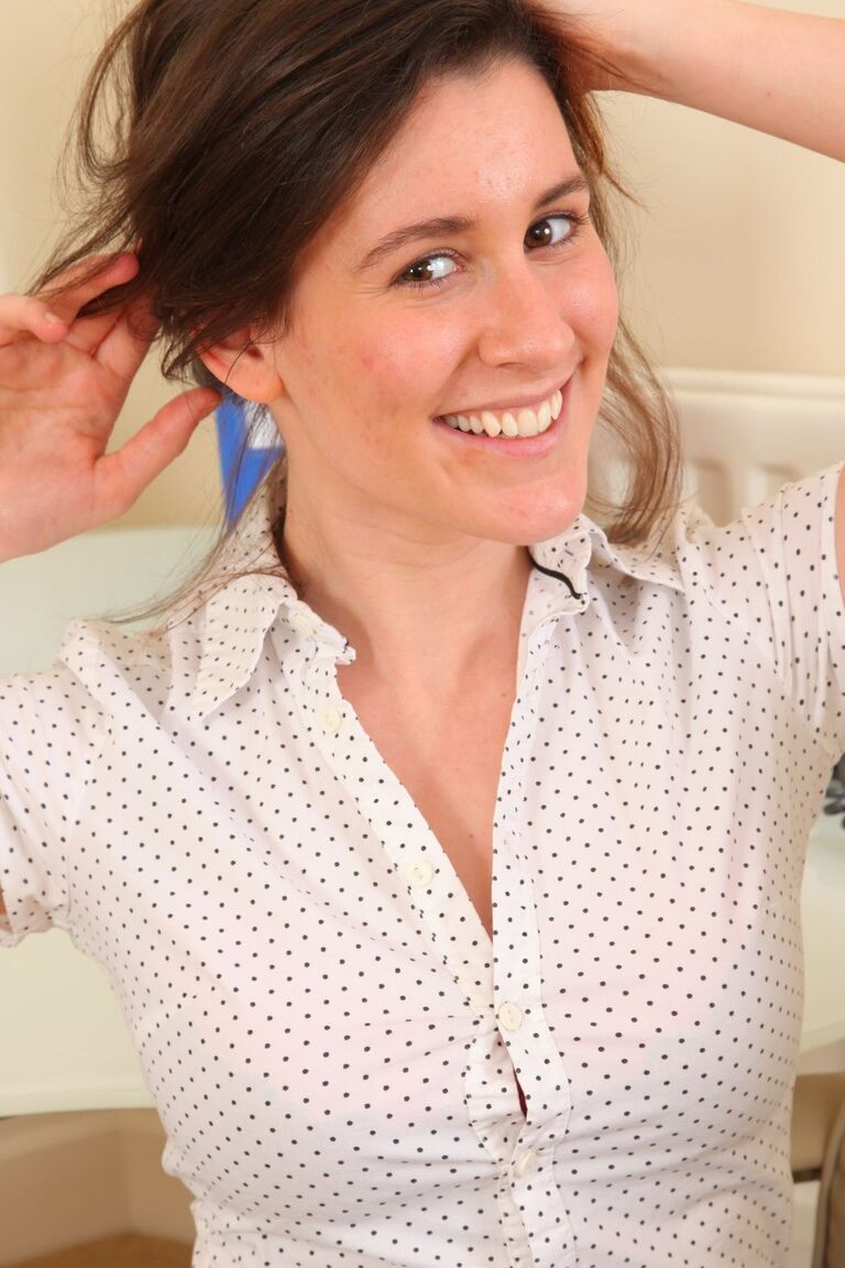 21P 魅力的なブルネットのウルリカが作業服を脱いでおいしいおっぱいを露出