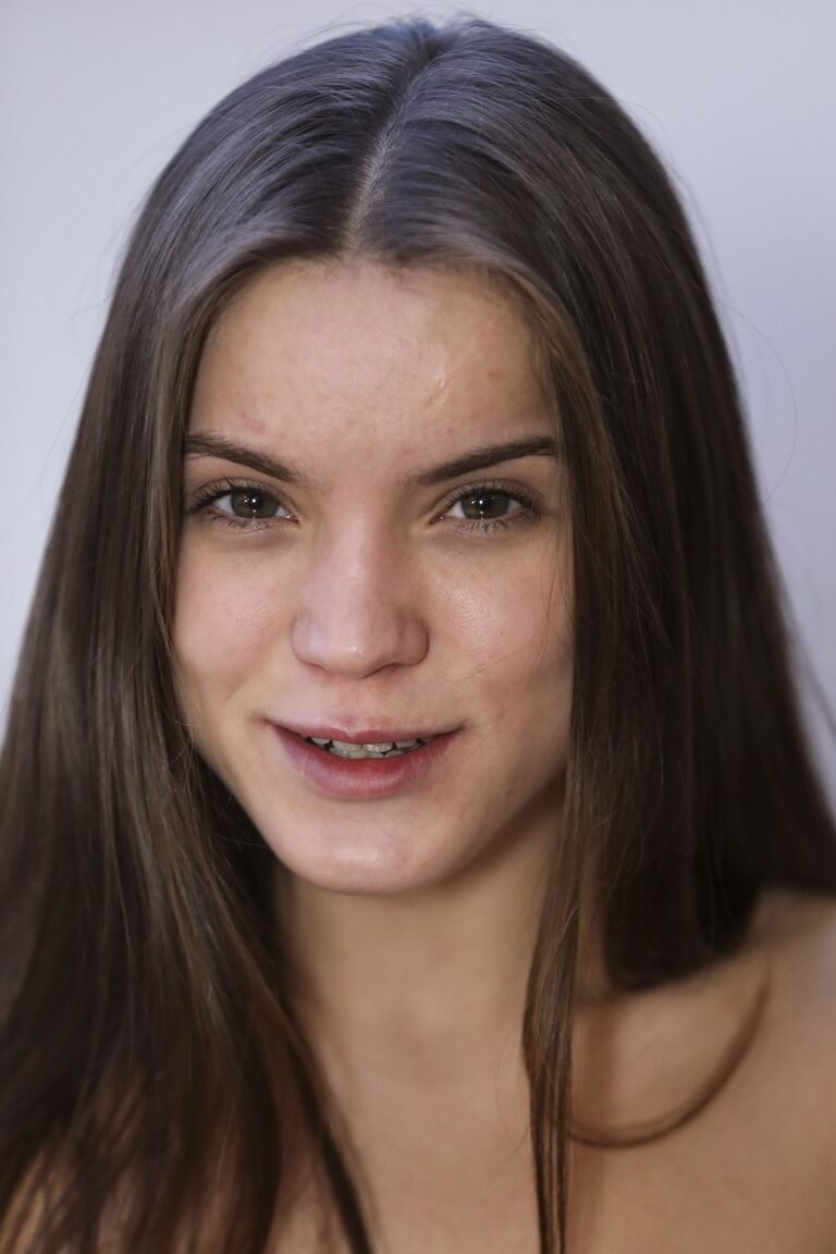 21P A adolescente morena Evelina Darling se masturba forte enquanto seus pais estão fora