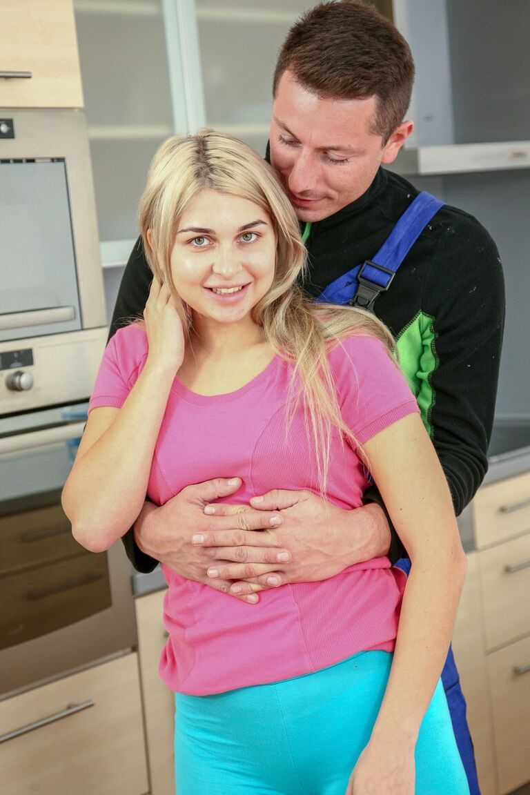 21P Nicole Brix, une ado bien roulée aux seins naturels, se fait défoncer par un bricoleur