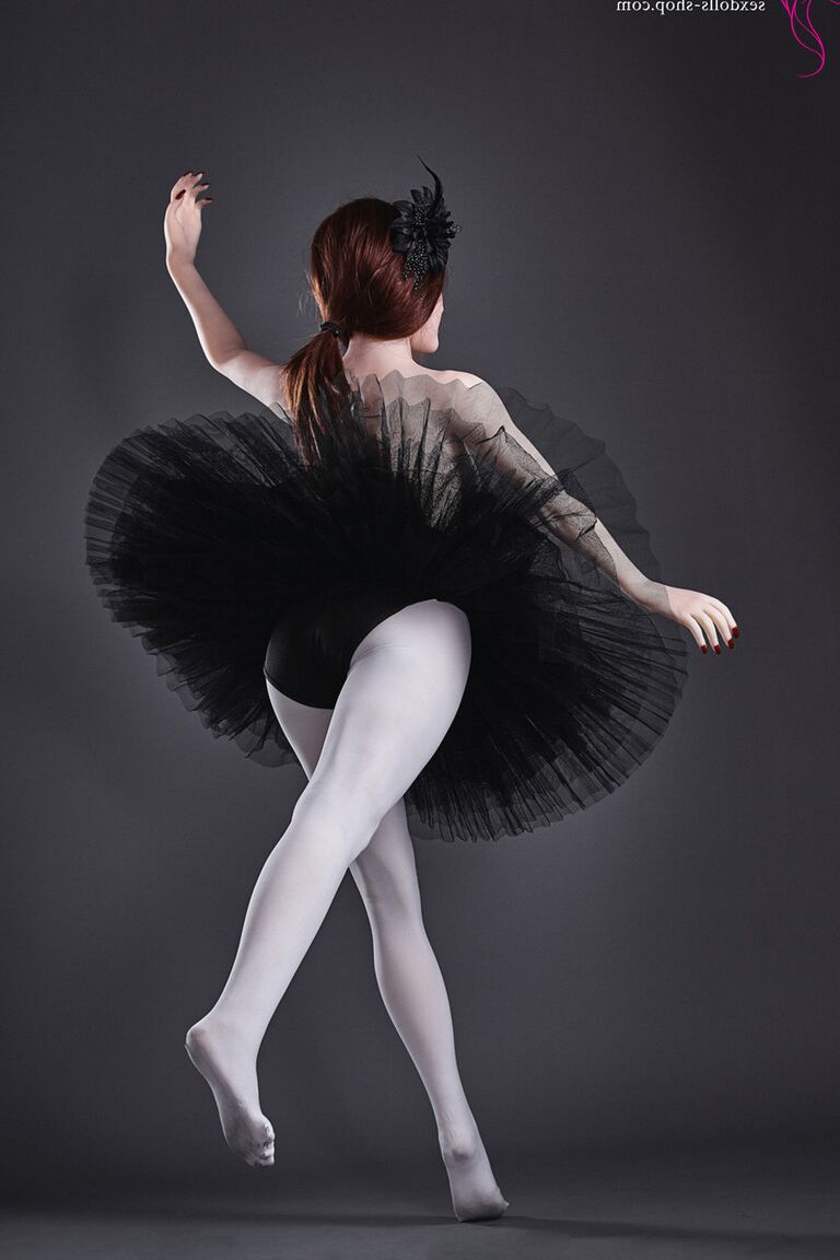 21P Mika, poupée sexuelle ballerine aux courbes généreuses, posant nue et dans son tutu noir