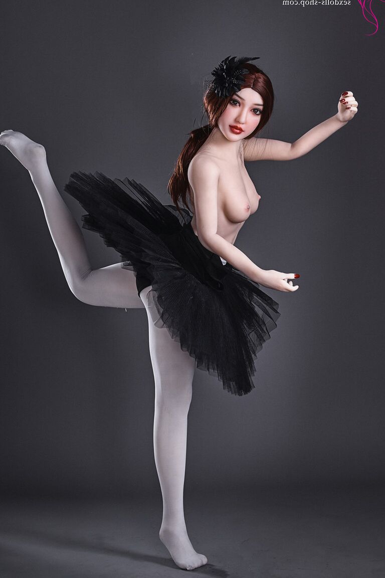 21P Mika, poupée sexuelle ballerine aux courbes généreuses, posant nue et dans son tutu noir
