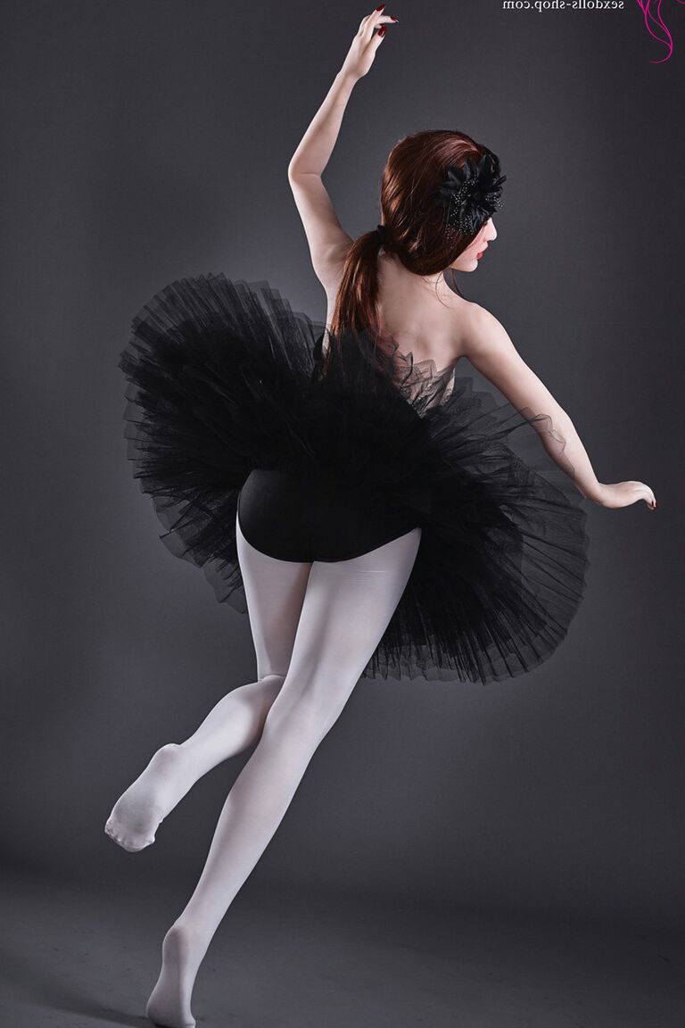 21P Mika, poupée sexuelle ballerine aux courbes généreuses, posant nue et dans son tutu noir