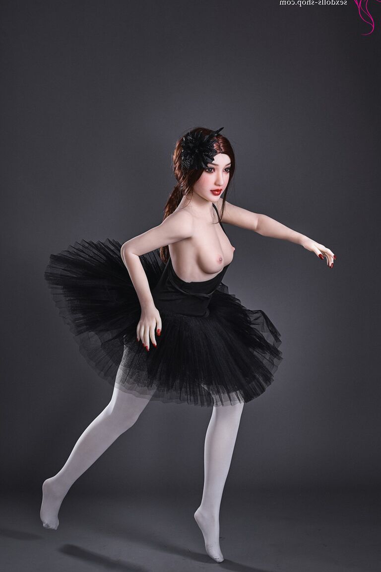 21P Mika, poupée sexuelle ballerine aux courbes généreuses, posant nue et dans son tutu noir