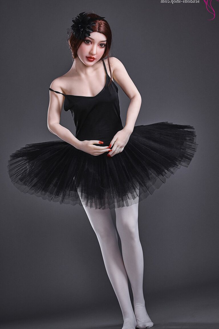 21P Mika, poupée sexuelle ballerine aux courbes généreuses, posant nue et dans son tutu noir
