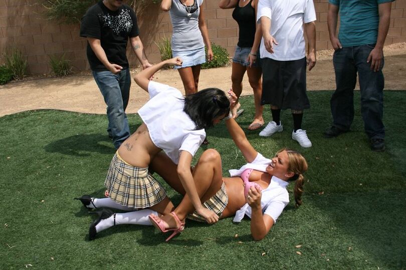 Las colegialas 16P Halia Hill y Carmen McCarthy son castigadas con una orgía