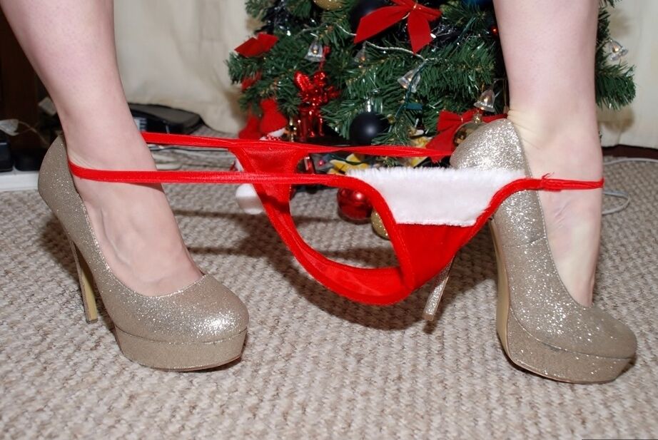 20P Amateur model Jessicas Honeyz frees firm tits and her twat from Xmas attire