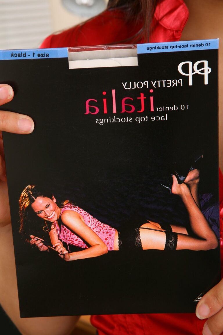 21P Lily S, une asiatique sexy, taquine en se déshabillant avec de la lingerie séduisante.