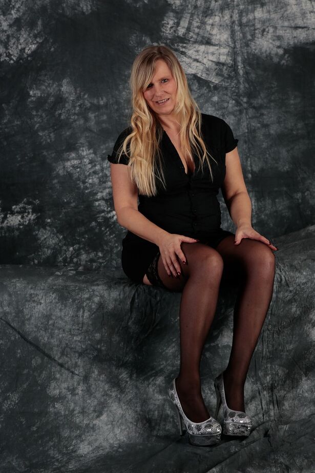 20P A loira envelhecida Sweet Susi perde seus seios naturais com um vestido preto em meias