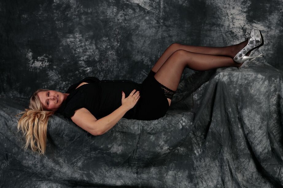 20P A loira envelhecida Sweet Susi perde seus seios naturais com um vestido preto em meias