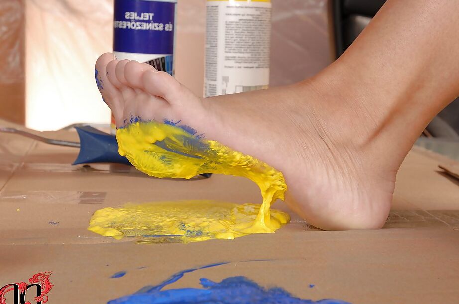 16P A estudante artística nua Eve Smile desenha lindas pinturas com as pernas