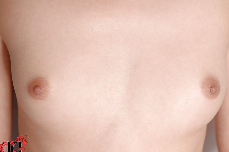 16P A estrela pornográfica adolescente europeia Liona está mostrando sua bunda magra no banho