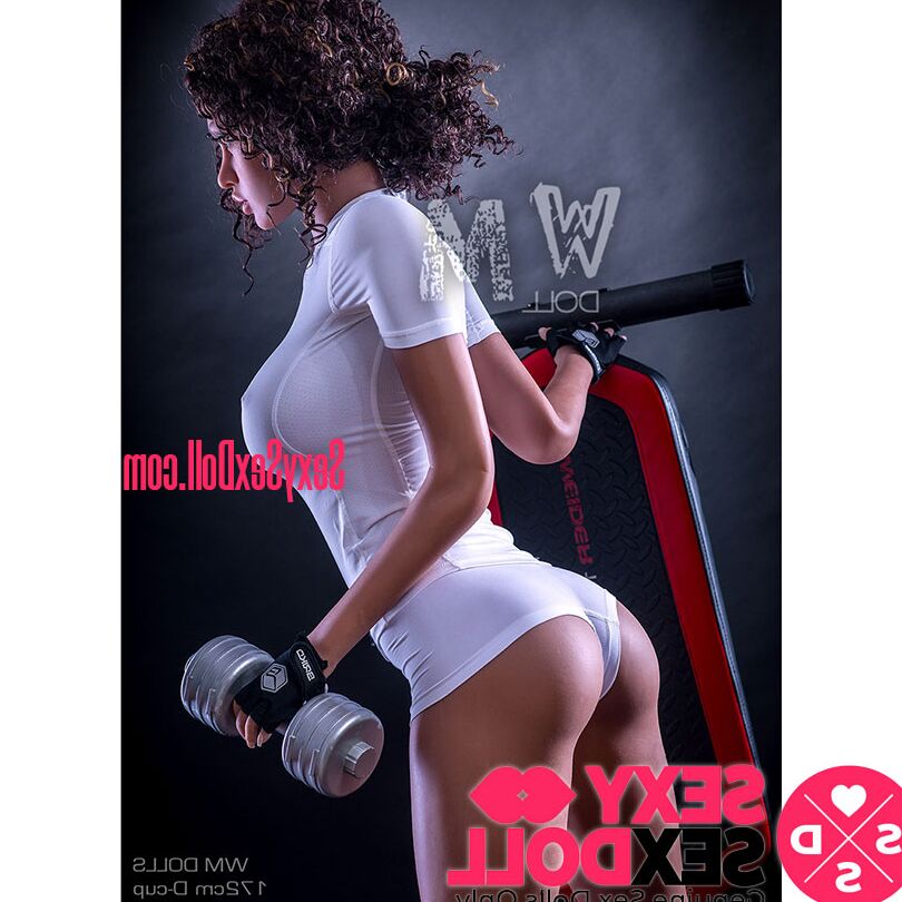 21P Fit boneca sexual Paisley mostra seus peitos grandes e abdômen tonificado enquanto levanta pesos