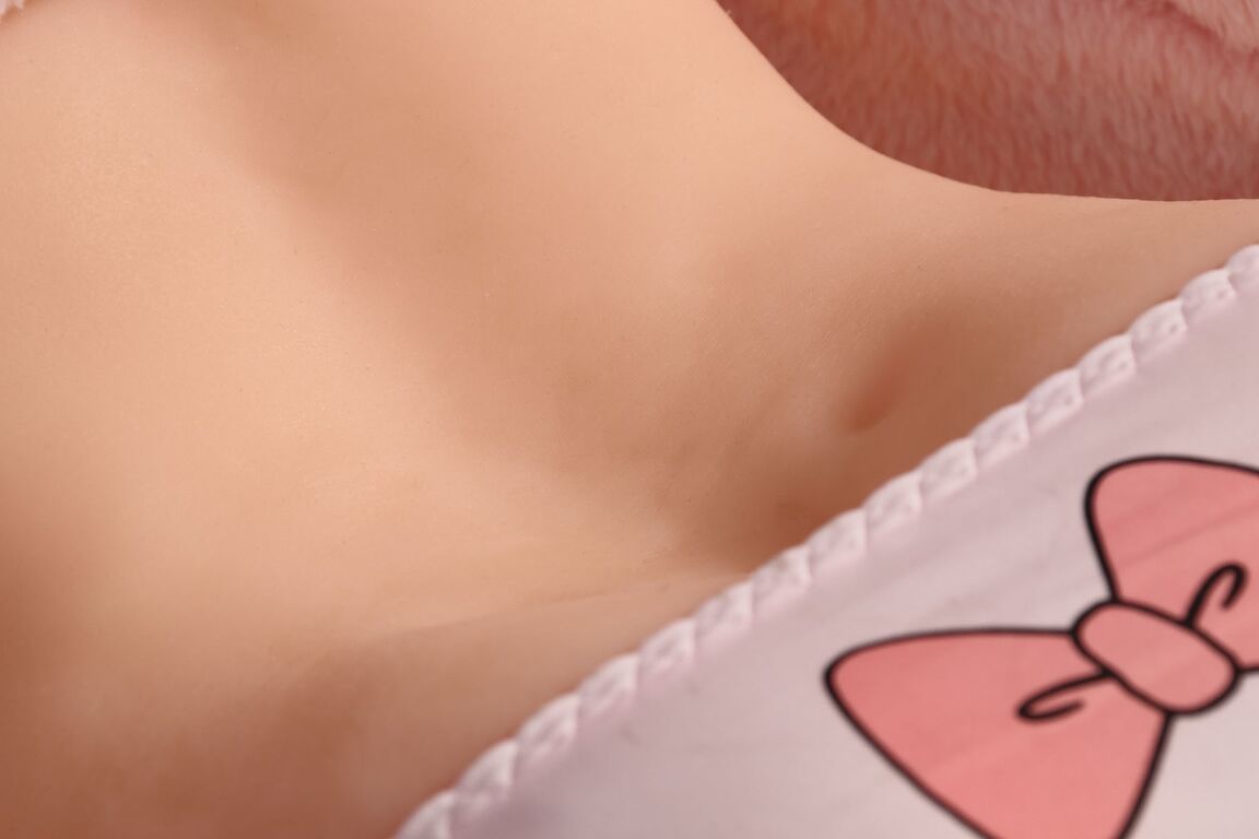 15P Brinquedo sexual feminino com torso de boneca sexual posado em uma linda calcinha branca em um cobertor