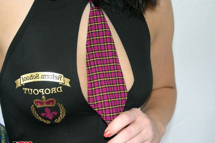12P A Amy le encanta ser una gran provocación con su lindo traje de colegiala.