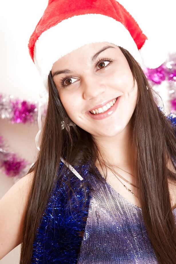 16P Ajudante do Papai Noel, gata Evelyn tira a roupa para brincar solo de buceta peluda