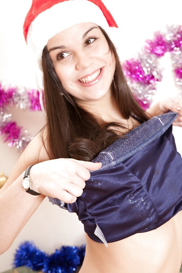 16P Ajudante do Papai Noel, gata Evelyn tira a roupa para brincar solo de buceta peluda