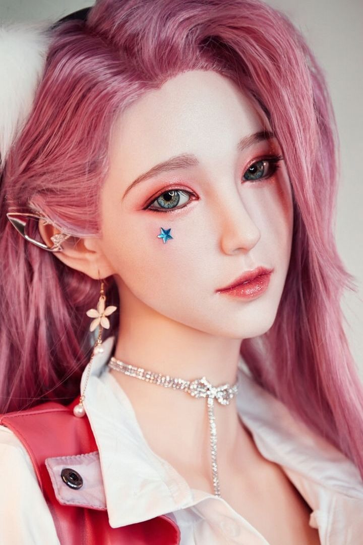21P Muñeca sexual parecida a una diosa con cabello rosado se burla con hermosos atuendos