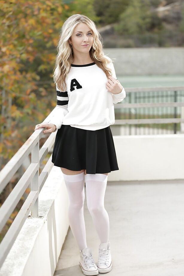 16P La estrella porno rubia Karla Kush posando en topless al aire libre con uniforme de colegiala