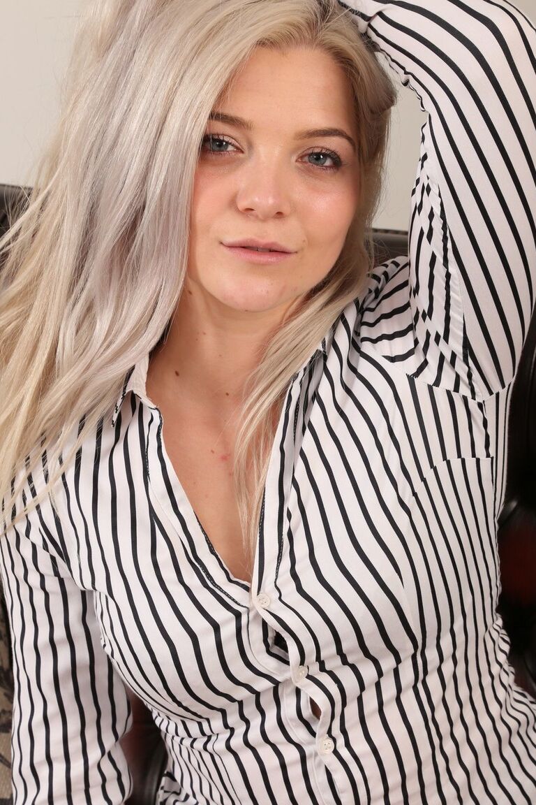21P La rubia platino Natalie C se desnuda y posa en lencería de pie