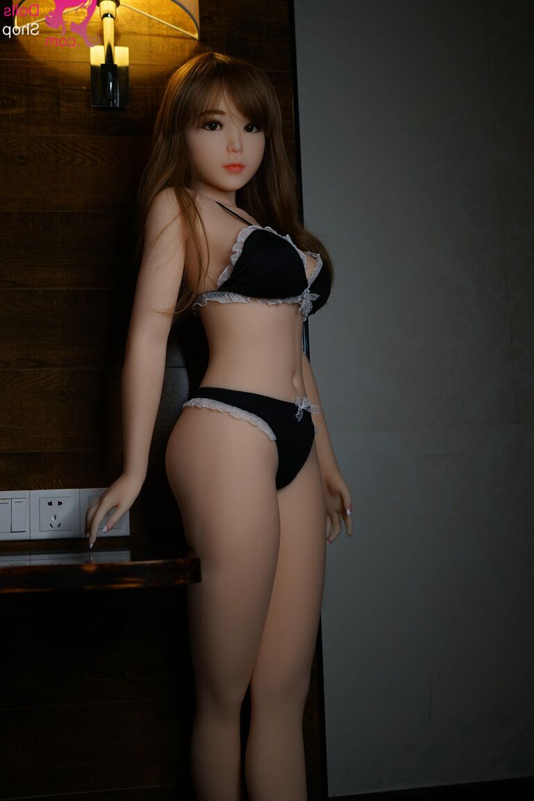 21P La pequeña muñeca sexual asiática Akira muestra sus tetas perfectamente formadas y posa desnuda