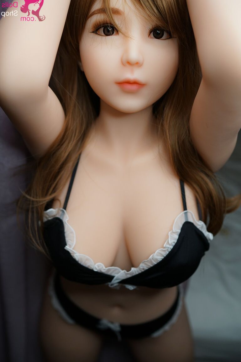 21P La pequeña muñeca sexual asiática Akira muestra sus tetas perfectamente formadas y posa desnuda