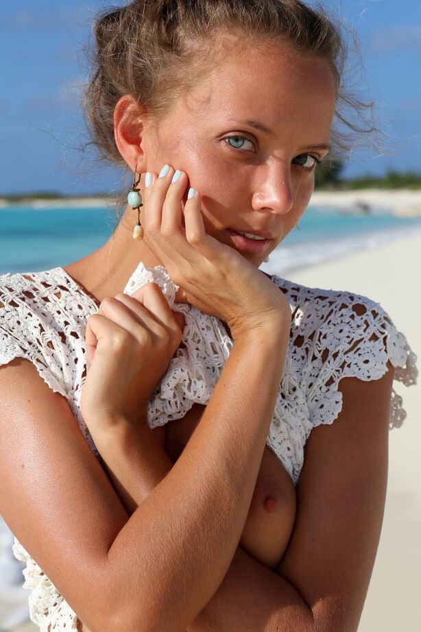 18P Glamour babe Mango A mostrando su phat culo adolescente y su coño afeitado en la playa