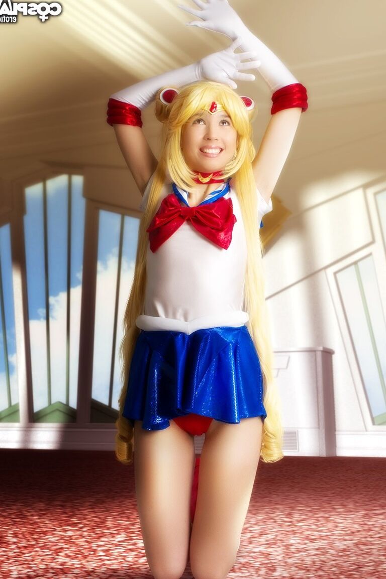 Entusiasta asiática de cosplay 12P libera sua buceta lisa durante ação solo