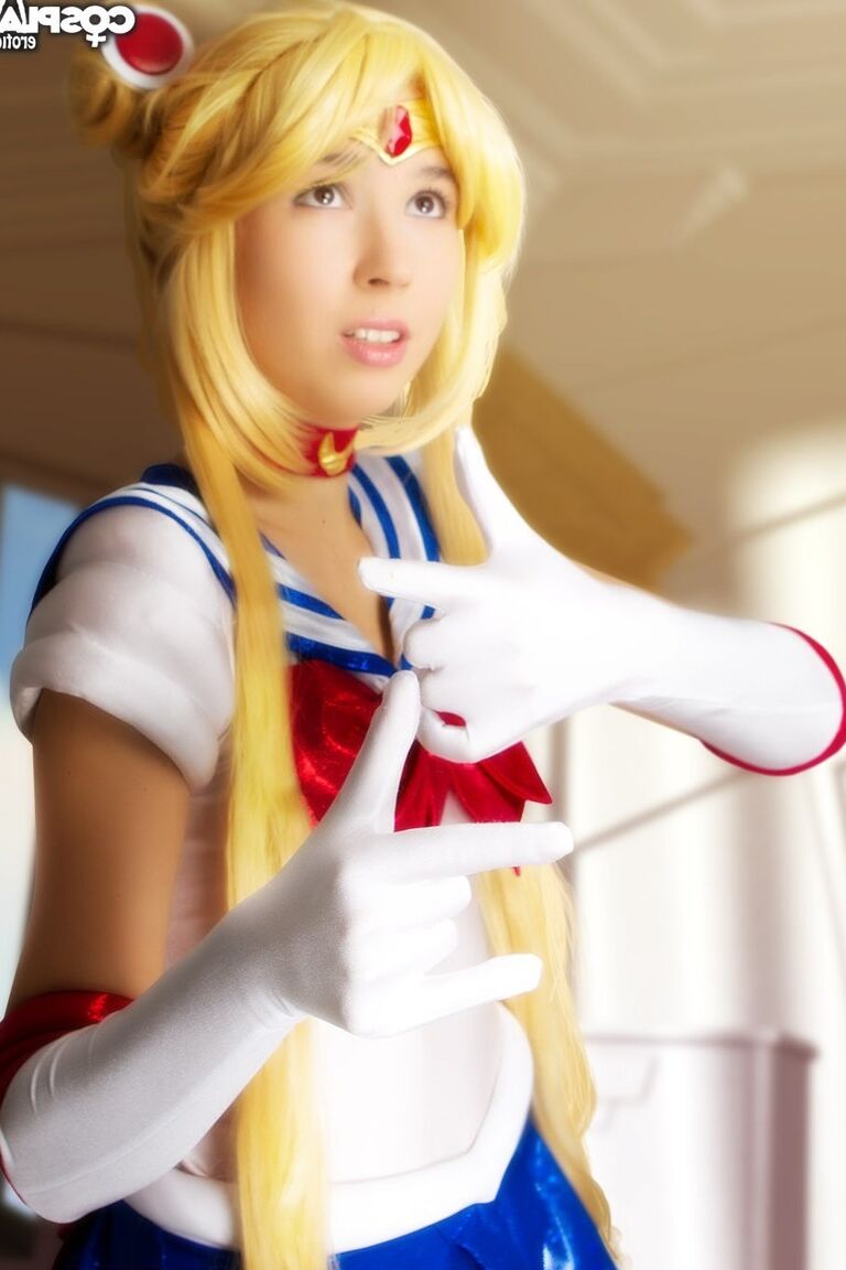 Entusiasta asiática de cosplay 12P libera sua buceta lisa durante ação solo