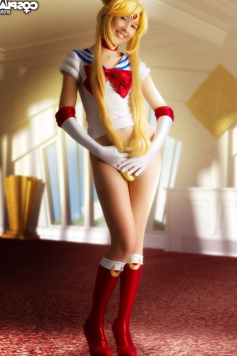 Entusiasta asiática de cosplay 12P libera sua buceta lisa durante ação solo