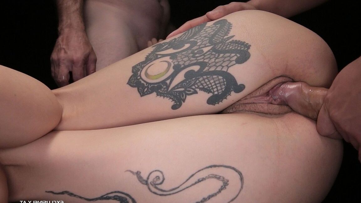17P Garota tatuada goteja esperma da vagina depois de sofrer gangbang