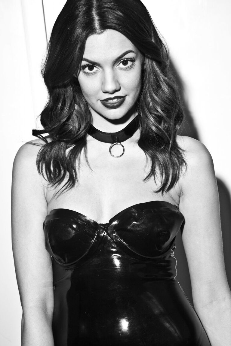 21P Abigail B, vêtue de latex, se met nue pour poser en bas sexy.
