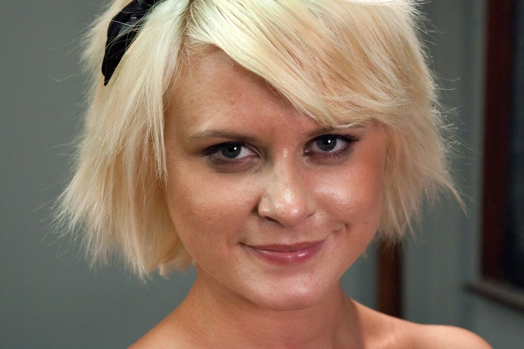 21P A loira australiana Kelly Surfer gosta de sexo com um vibrador de máquina no chão