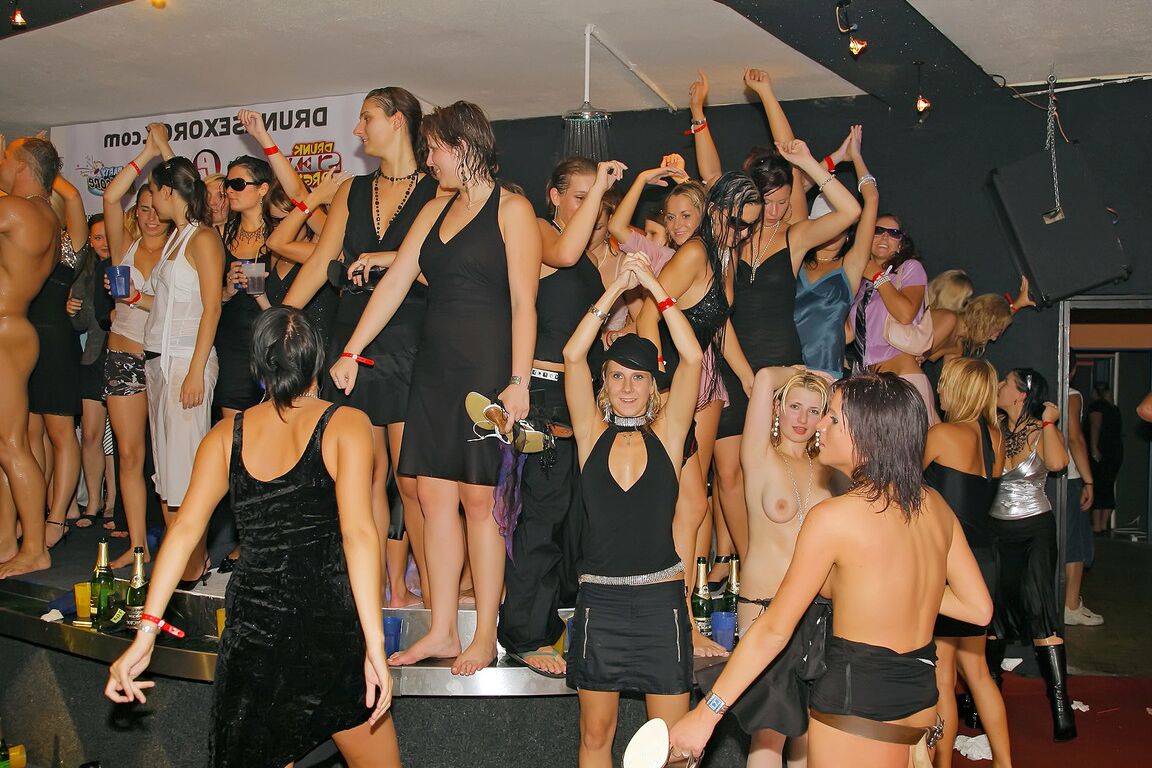 15P Unersättliche Babes veranstalten eine wilde Gruppensexparty mit einer Gruppe geiler Männer