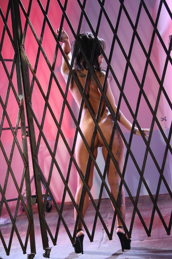 21P La pequeña MILF asiática Asa Akira posando con sus tacones sexys detrás de una valla alta
