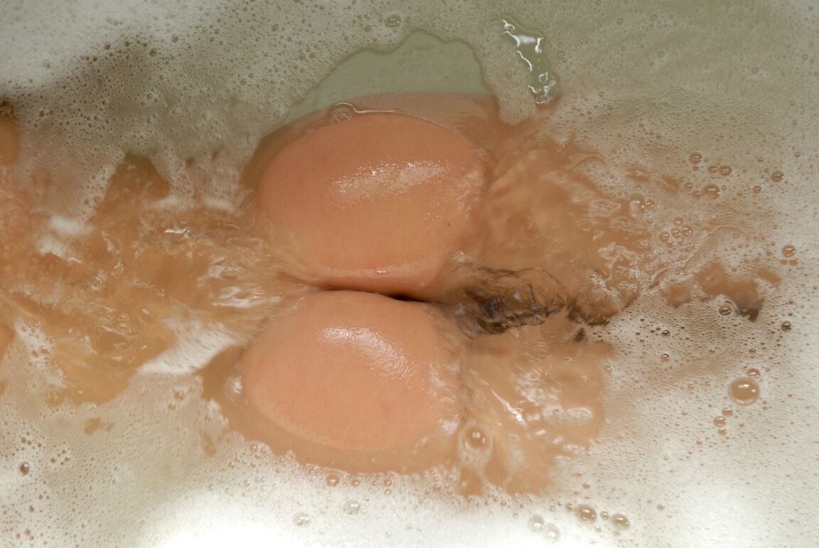 12P La pequeña adolescente rubia Kasia muestra su culo apretado mientras toma un baño de burbujas