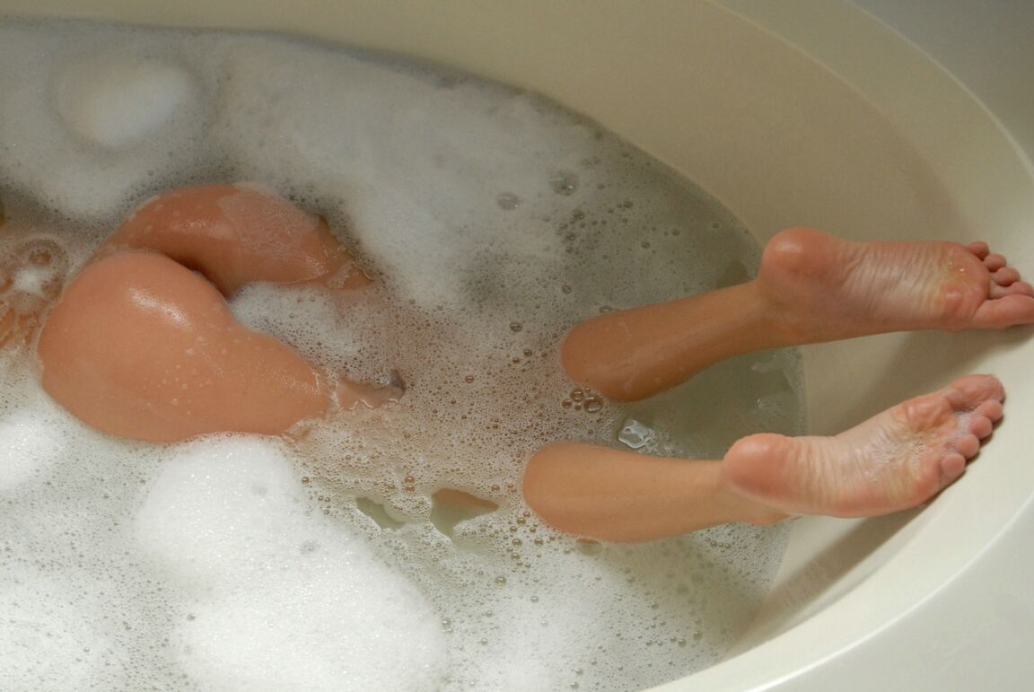12P La pequeña adolescente rubia Kasia muestra su culo apretado mientras toma un baño de burbujas