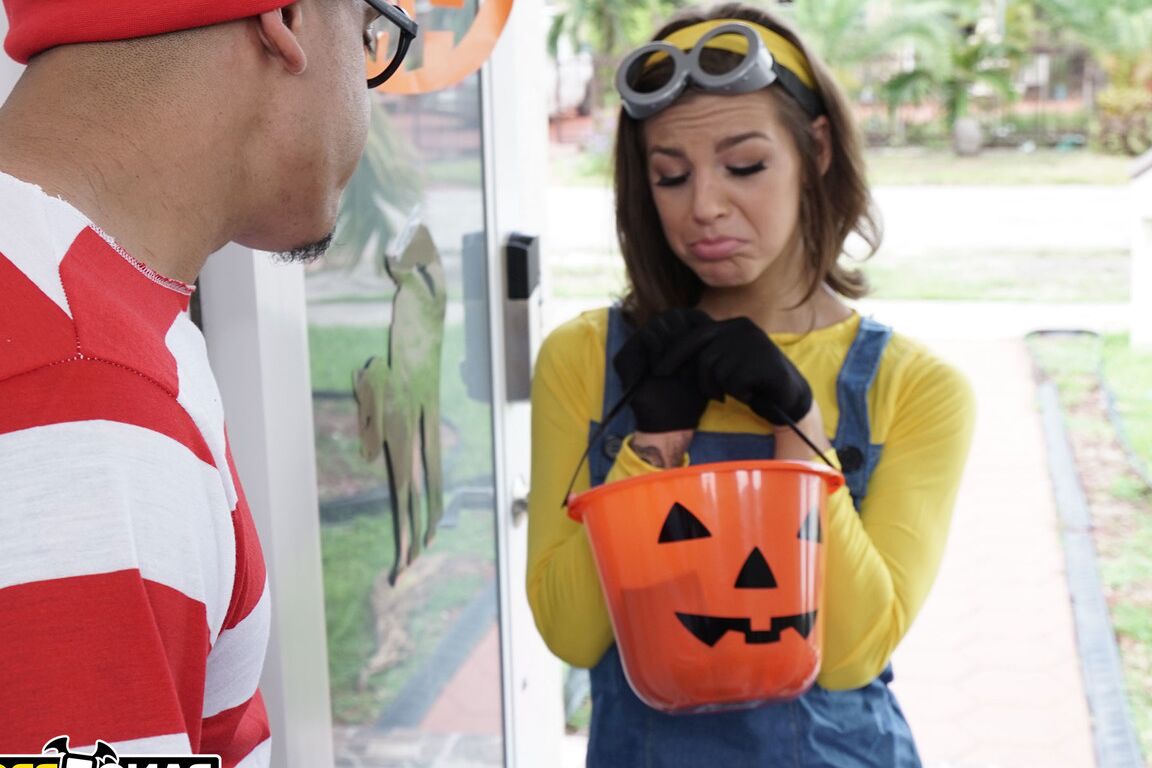 21P Adolescente morena delgada Evelin Stone follada duro en la noche de Halloween