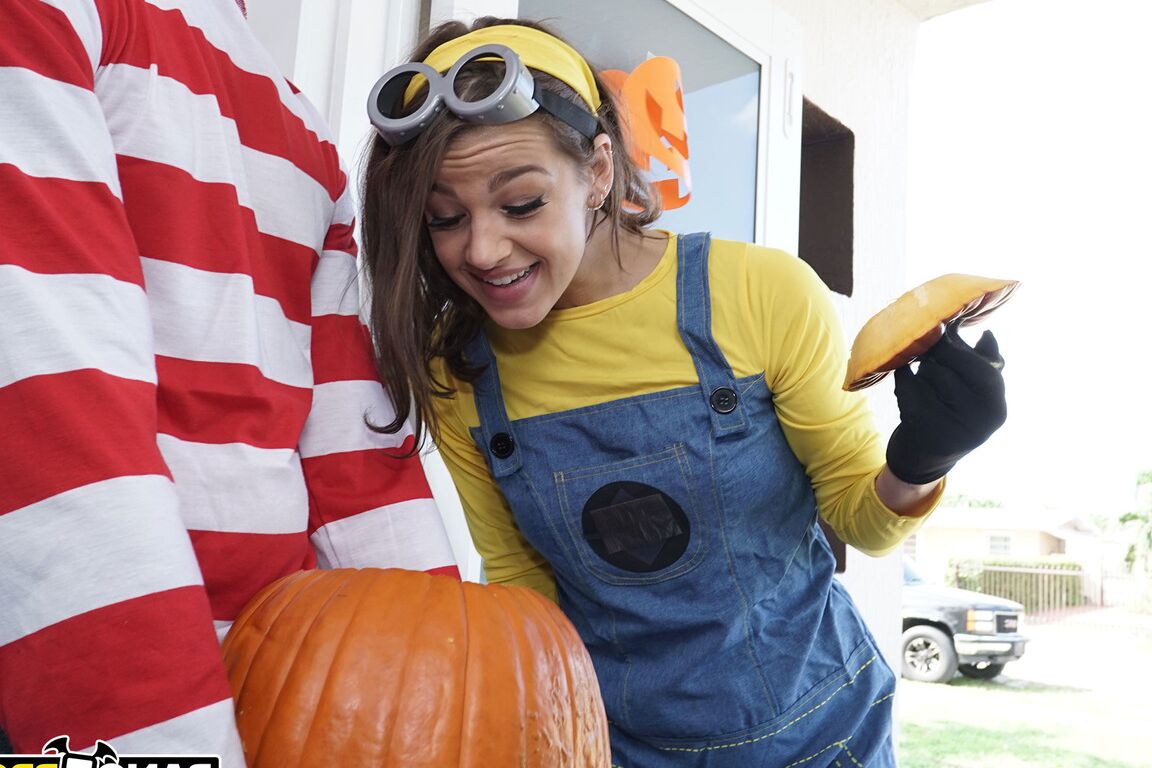 21P Adolescente morena delgada Evelin Stone follada duro en la noche de Halloween