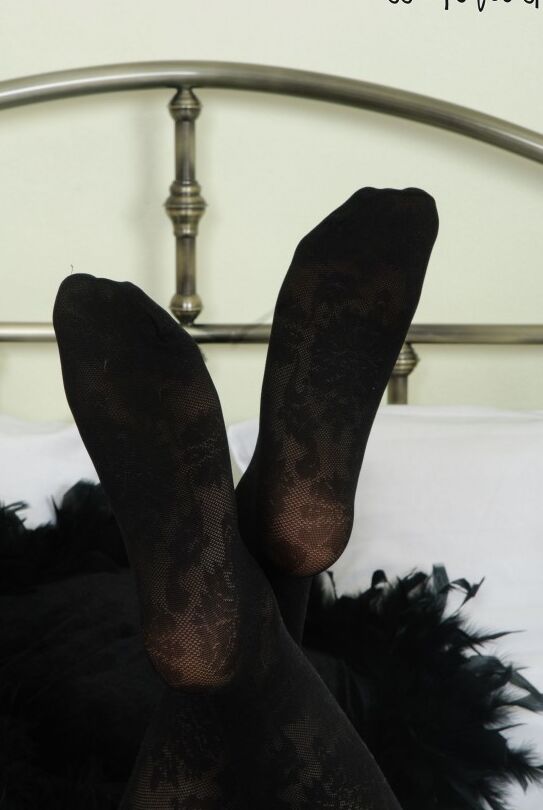 16P La rubia caliente Axa J muestra sus sexys dedos de los pies en medias de nailon y descalza