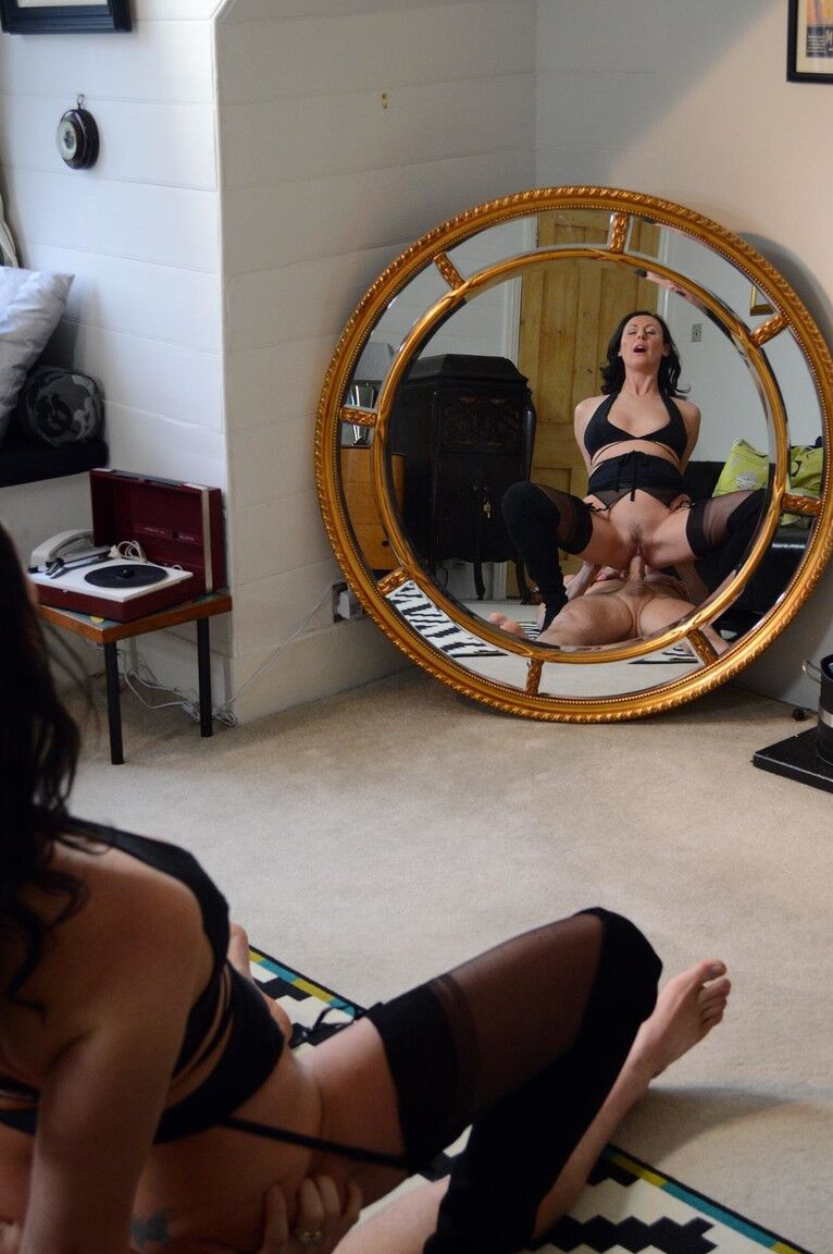 19P Lara alta e sexy em meias pretas fica com o rosto cheio de porra depois de doggystyle