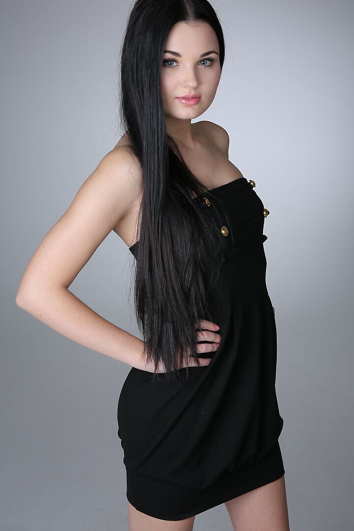 16P La glamorosa morena Celeste T se quita el vestido negro para posar desnuda con tacones