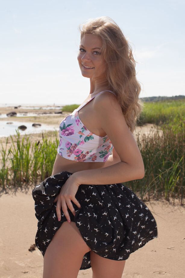 16P A linda loira Patritcy A tira tiras para mostrar sua bunda doce de perto na praia