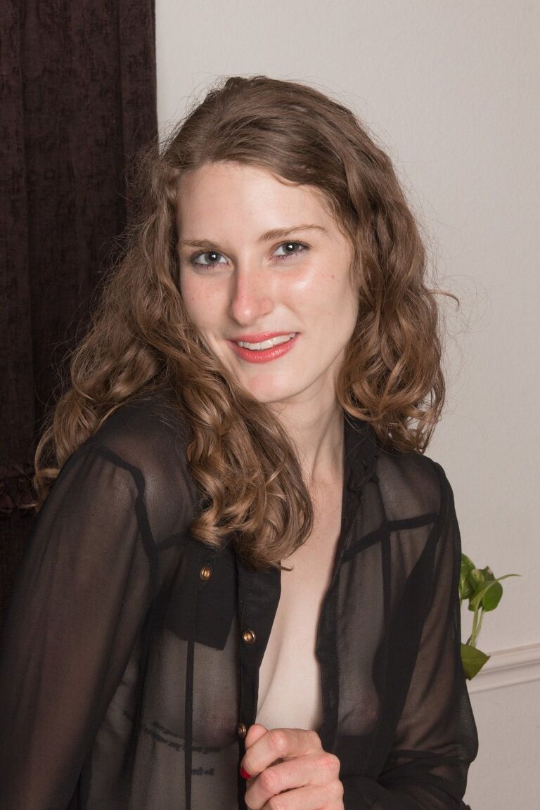 17P Das bezaubernde dünne Mädchen Kiss Montress neckt ihre haarige Möse in sexy Strümpfen